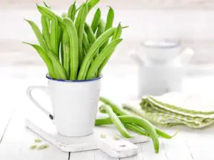 green beans in a white cup