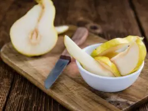 a bowl of sliced pears