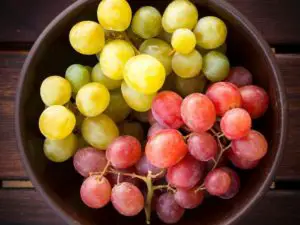 bowl of white and red grapes